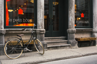 le-petit-hotel-entrance